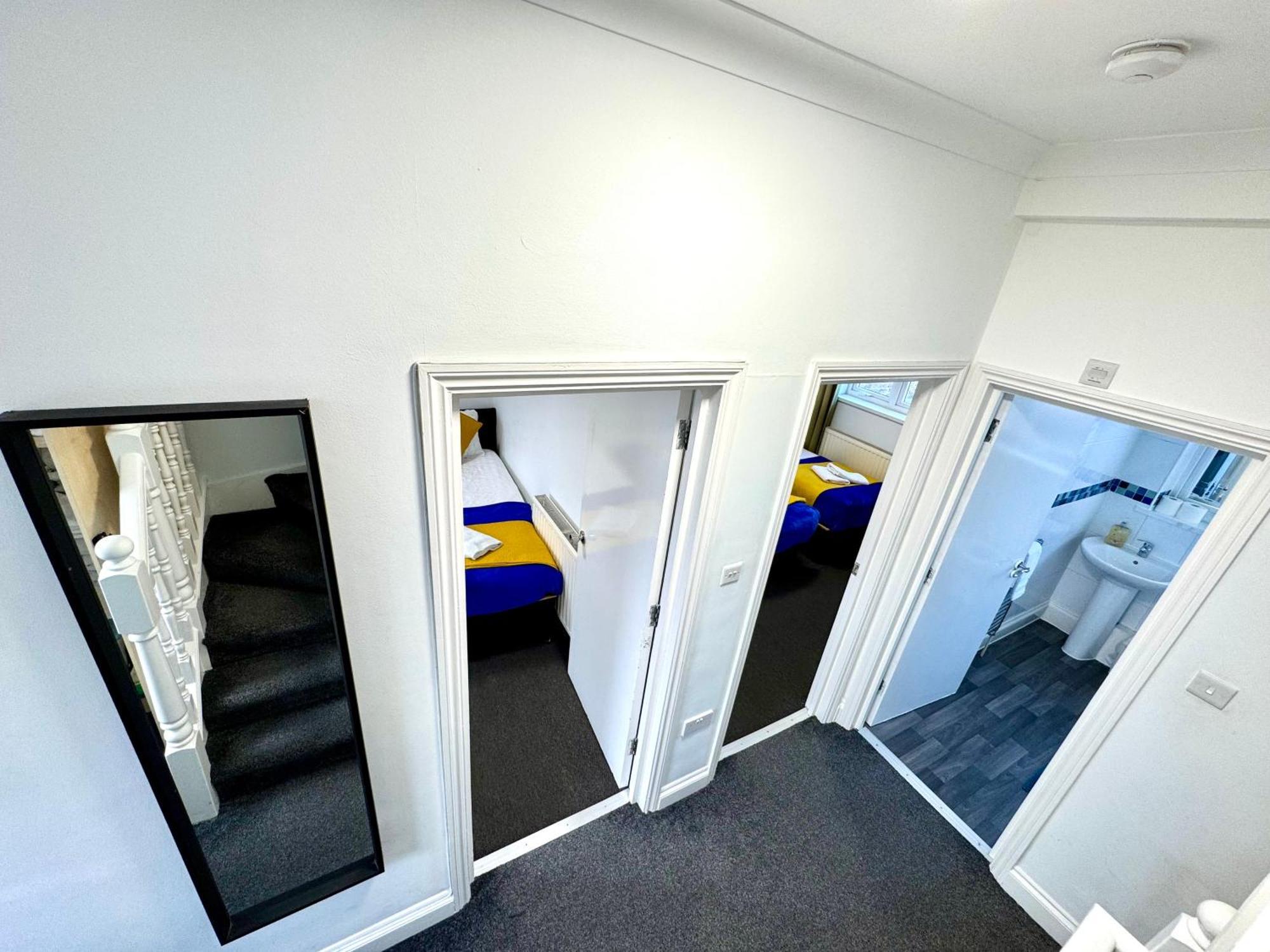 London 3 Bedrooms 3 Bathrooms Spacious House, Reception, Kitchen, Garden, Parking Exterior photo