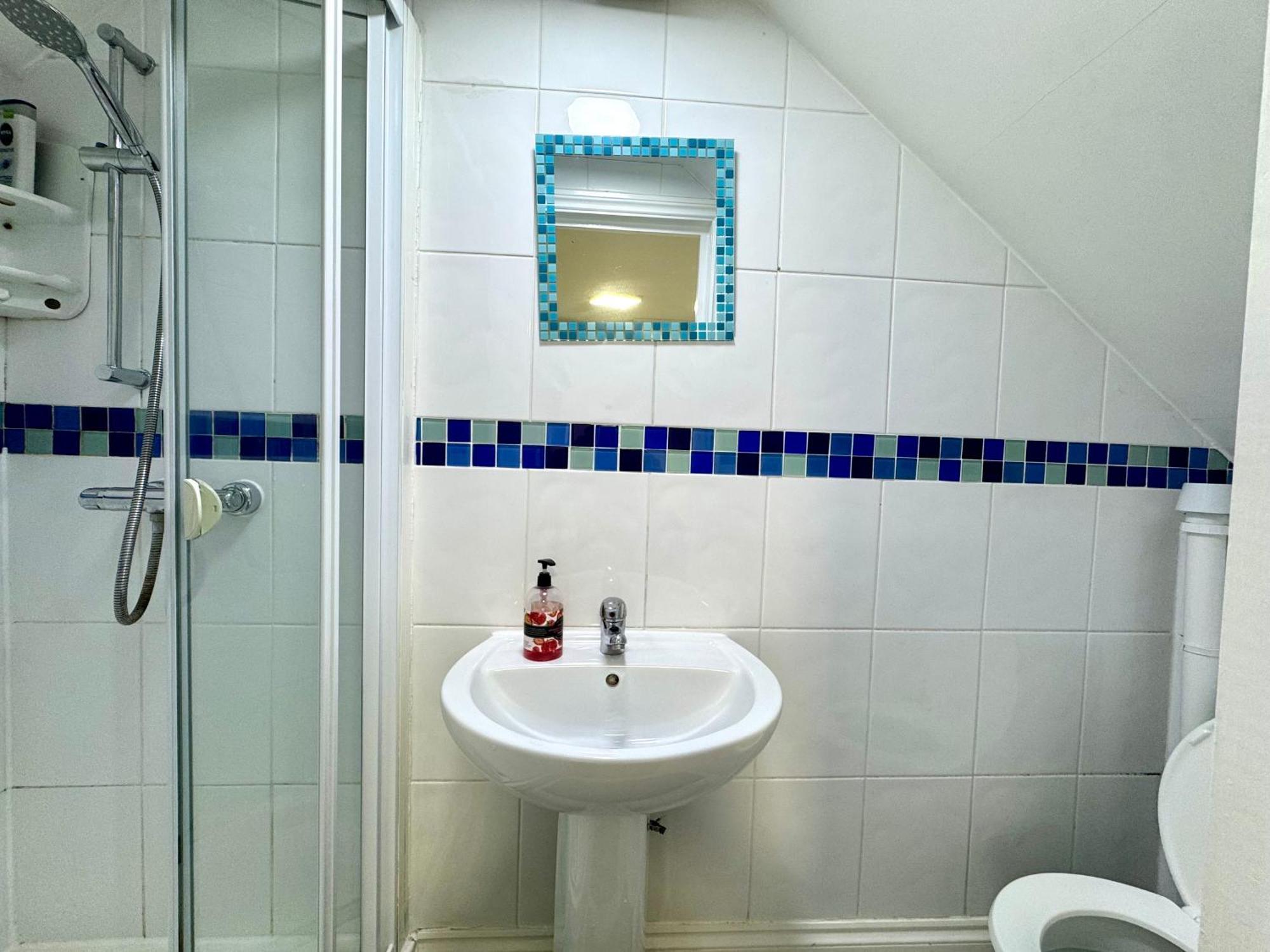 London 3 Bedrooms 3 Bathrooms Spacious House, Reception, Kitchen, Garden, Parking Exterior photo