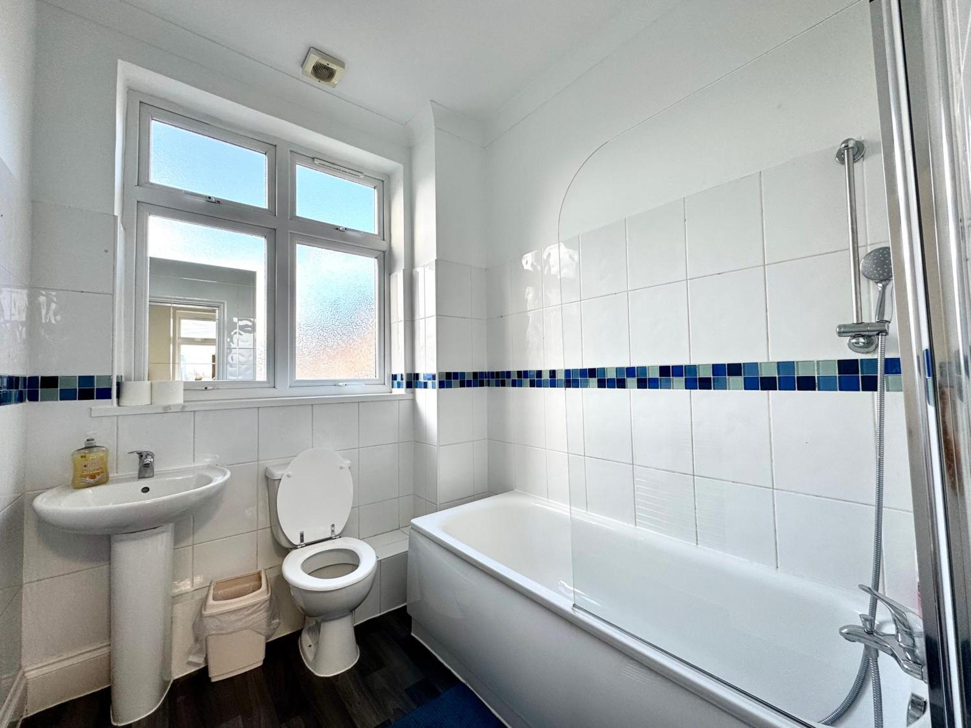 London 3 Bedrooms 3 Bathrooms Spacious House, Reception, Kitchen, Garden, Parking Exterior photo